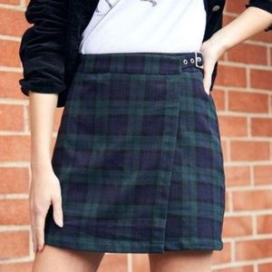 brandy melville dark green plaid skirt with adjustable buckle, size xs-m
